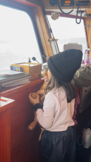 Loreto Aravena Instagram - Mis días en el sur… entre caminatas largas con mate y playa, con buenos vecinos y vecinas, con amigos, con amigas, con pan amasado y lechón, con amaneceres, atardeceres y noches de luna, con los ojitos de Ema que descubren la naturaleza🥰
#chiloé #sustentabilidad #surdechile
@turismozerohuella 

*Con las pilas recargadas para la función de esta noche en Valdivia! #sosmamis #seguimos #giraporchile