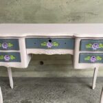 Loreto Aravena Instagram - Cuando una idea se mete en mi cabeza…. Solo queda concretarla! Este mueble era de mi mamá @hildadelourdessot y ella lo restauró hace unos 18 años cuando me fui a vivir sola y ahora lo restauré yo para mi Ema 🥰 La verdad podría no haberlo lijado pero la pintura ya estaba tan descascarada que preferí lijar la mayor parte. Pero no lijé los cajones y quedaron Perfectos igual con el acabado tiza!! Usé: 10 lijas para madera, 1/3 de frasco de pintura Chalky de color Rosa Pálido, y un 1/8 de frasco de pintura Chalky color Gris Humo, 1 marcador acrílico 2MM Lila, 1 marcador acrílico 2MM verde claro y 2 marcadores acrílicos 1MM dorado y mucho mucho mucho AMOR y TIEMPO #dontstopmenow Si se fijan bien una flor quedó sin pintar por que la reservé para que Ema lo hiciera a su gusto 😊 Dale nueva vida a tus muebles!! #felizdomingo✌ #restauradorademuebles *Pinturas @artelcl