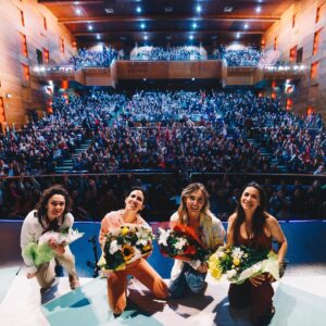 Loreto Aravena Instagram - Feliz con el estreno de @sos.mamis #laobradeteatro🎭 #engiraporchile GRACIAS A QUIENES REPLETARON EL TEATRO (más de mil personas!) y a @bayoproducciones que lo hizo posible! Ahora camino a CHILLÁN! Nos vemos en el casino Marina del Sol!! @pazbascuactriz @tamaraacostazambra @jennycavallooficial