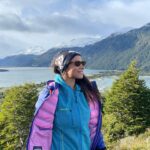 Loreto Aravena Instagram - Bahía Ainsworth e Islotes Tuckers en la Patagonia Chilena 🏔️ Con mi compañera de trekking @hildadelourdessot y los pingüinos de Magallanes 🐧 y el infaltable arcoíris