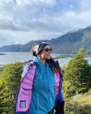 Loreto Aravena Instagram - Bahía Ainsworth e Islotes Tuckers en la Patagonia Chilena 🏔️
Con mi compañera de trekking @hildadelourdessot y los pingüinos de Magallanes 🐧 y el infaltable arcoíris
