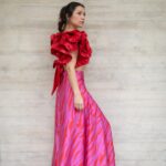 Loreto Aravena Instagram - Aprovechando el feriado para jugar un ratito con las texturas increíbles de @angeeyzaguirre Fotos by @alejandrocif Quieres un conjunto como este (falda más top)??? Te leo!