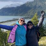 Loreto Aravena Instagram - Bahía Ainsworth e Islotes Tuckers en la Patagonia Chilena 🏔️ Con mi compañera de trekking @hildadelourdessot y los pingüinos de Magallanes 🐧 y el infaltable arcoíris