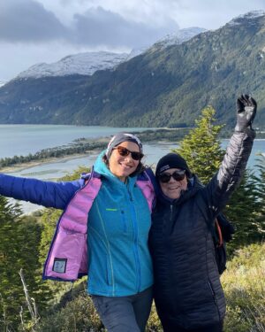 Loreto Aravena Instagram - Bahía Ainsworth e Islotes Tuckers en la Patagonia Chilena 🏔️
Con mi compañera de trekking @hildadelourdessot y los pingüinos de Magallanes 🐧 y el infaltable arcoíris