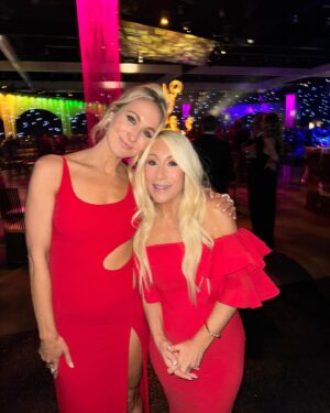Lori Greiner Instagram - Such a fun night at The Creative Arts Emmys! Always such an honor to present an Emmy. Loved meeting new friends and of course congrats to all the nominees & winners!! 🏆♥️
BIG Thanks to everyone that helped me! 
@kristenebmakeup @castillo_13 @miss_kellyjohnson