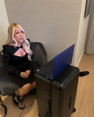 Lori Greiner Instagram - When you’re on the road and in a tight hotel room, but you have a Shark Tank follow up to shoot…you get creative! 😂
#SharkTank