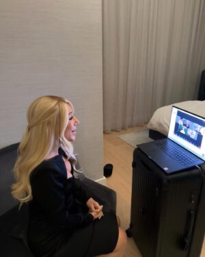 Lori Greiner Instagram - When you’re on the road and in a tight hotel room, but you have a Shark Tank follow up to shoot…you get creative! 😂
#SharkTank