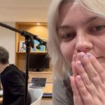 Louane Emera Instagram - HELLO JE VOUS SPAM AVEC JOUR 1 (BIRTHDAY PARTY VERSION) SWIPEZ POUR VOIR LES COULISSES DE L’ENREGISTREMENT, MON EMBROUILLE AVEC CHAT GPT ET UN LIVE MIMI DE MOI À 17 ANS ♥️ Ps: dsl d’avoir crier PPS: stream Jour 1 (Bpv) et tous mes albums sinon si tu dis dame blanche trois fois devant le miroir à minuit elle va venir te hanter bisouuuuuus bye 🥲🌸