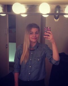 Louane Emera Instagram - JOUR 1 (Birthday party version) disponible sur toutes les plateformes hihihihi 🌊 2014: premières promo 🥹 2015: sortie de chambre 12 😭♥️ 2016/2017: les victoires et Cannes ♥️ 2018: 👩🏼‍❤️‍👨🏻 2019: Esmimie in the making 🍼 2020: Martin Parr 🔥 2021: le retour des concerts 💃🏼 2022: secret 🔐 2023: la meilleure équipe 💖 2024: Happy birthday Jour 1 avec le gâteau le plus raté de l’histoire de l’humanité ♥️ @danblacksound thank you for being crazy enough to follow me @patxi_garat merci pour tes si jolis mots ♥️♥️♥️