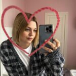 Louane Emera Instagram - JOUR 1 (Birthday party version) disponible sur toutes les plateformes hihihihi 🌊 2014: premières promo 🥹 2015: sortie de chambre 12 😭♥️ 2016/2017: les victoires et Cannes ♥️ 2018: 👩🏼‍❤️‍👨🏻 2019: Esmimie in the making 🍼 2020: Martin Parr 🔥 2021: le retour des concerts 💃🏼 2022: secret 🔐 2023: la meilleure équipe 💖 2024: Happy birthday Jour 1 avec le gâteau le plus raté de l’histoire de l’humanité ♥️ @danblacksound thank you for being crazy enough to follow me @patxi_garat merci pour tes si jolis mots ♥️♥️♥️