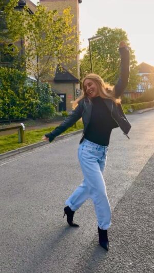 Louise Redknapp Instagram - Positive sunday vibes… always be the best kinda you 🤍✨ xxx