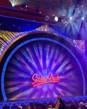 Louise Redknapp Instagram - She’s Fabulous, Baby! 💫 @beverleyknight ❤️

I adore seeing this superstar shine! Bev and the entire cast were absolutely incredible in @sisteractsocial last night at the Dominion Theatre! Loved seeing the show again and love all the music and songs in this production, such a feel good show make sure you all go and see it xxx