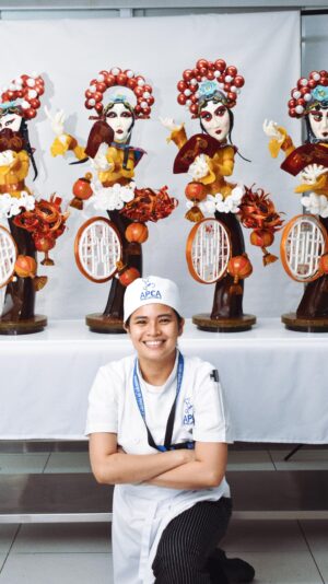 Louise delos Reyes Instagram - ᎮᏋᏦᎥᏁᎶ ᎧᎮᏋᏒᏗ ᏕᎥᏁᎶᏋᏒ

Advanced Sugar Display

Team Milk Tea:
@lyr_smth @franz_crssnt @louise.dr 

Conducted by: Chef @verge_iral 
Assisted by: Chef @tin10_car and Chef @gianaguirre 

@apca_philippines 

#APCAPhilippines #SugarDisplay