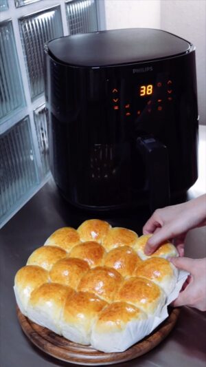 Louise delos Reyes Instagram - Turning my air fryer into a mini oven 🍞 I made these fluffyy table buns using my XL Air Fryer from Philips ❤️ I really like the digital settings that let me set the right temperature and cooking time!

Join the Philips TikTok Challenge now and don't forget to tag me and @philipshomelivingph!

Check out their Official LazMall and Shopee Stores 📦

LazMall: https://bit.ly/45qQrzo
Shopee Mall: https://bit.ly/456pxwF

#PhilipsHomeLivingPH #PhilipsAirFryer #WinWithPhilips #Philips99
