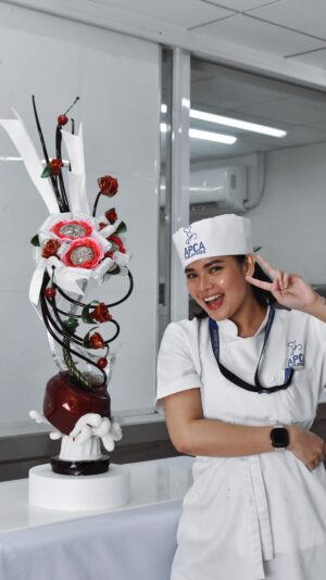Louise delos Reyes Instagram - 𝓒𝓱𝓮𝓻𝓻𝔂 𝓑𝓸𝓶𝓫 🍒

Intermediate Sugar Display
MConducted by: Chef @verge_iral 
Assisted by: Chef @gianaguirre and Chef @tin10_car 

@apca_philippines

#APCA #APCAPH #SugarDisplay #PastryStudent