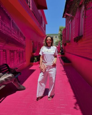 Lourdes Stephen Instagram - #FBF recordando mi fugaz, pero indeleble visita a #puertoplata #republicadominicana ! Señores ! Esto es una belleza !!!!! Pero sin desperdicio ! Aquí en el famoso #paseodedoñablanca💗 ! Si #barbie viene aquí, se vuelve loca ! 😂 
Un abrazo a todos mis compatriotas 🇩🇴 Los quiero !