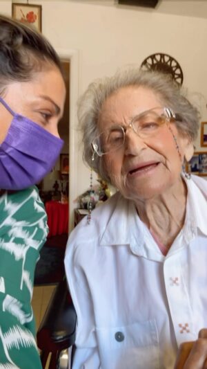 Lourdes Stephen Instagram - Que cantes y no llores ! Aquí está la serenata de mi bella #tiaaurora ! 108 años y seguimos contando, primero Dios ! #graciasDios