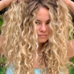 Lua Blanco Instagram - truque que faço pra acordar com o cabelo cheio e definido: 1- lavo o cabelo com shampoo e condicionador hidratantes 2- passo ativador de cachos depois do banho, amassando bastante as pontas. 3- enrolo na toalha e depois deixo um tempo secando com uma piranha fixa pra deixar a raiz levantada. 4- faço difusor e passo um baby liss médio em algumas mechas da capa pra incentivar o cacho. 5- vou dormir e ele acorda assim! comenta o que achou do resultado! 🦁✨ #cabelo #cachos #haircare