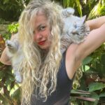 Lua Blanco Instagram - esse ano ganhei um gato da @sol.blancos, que virou o amor da minha vida, e se alguém um dia me nomeasse pessoa do ano eu também levaria ele no ensaio fotográfico. gostaram da recriação? 😛 @ogatinhovinicius