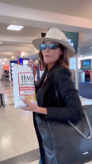 Luann de Lesseps Instagram - My go-to snack on the run…what’s yours?😉😂