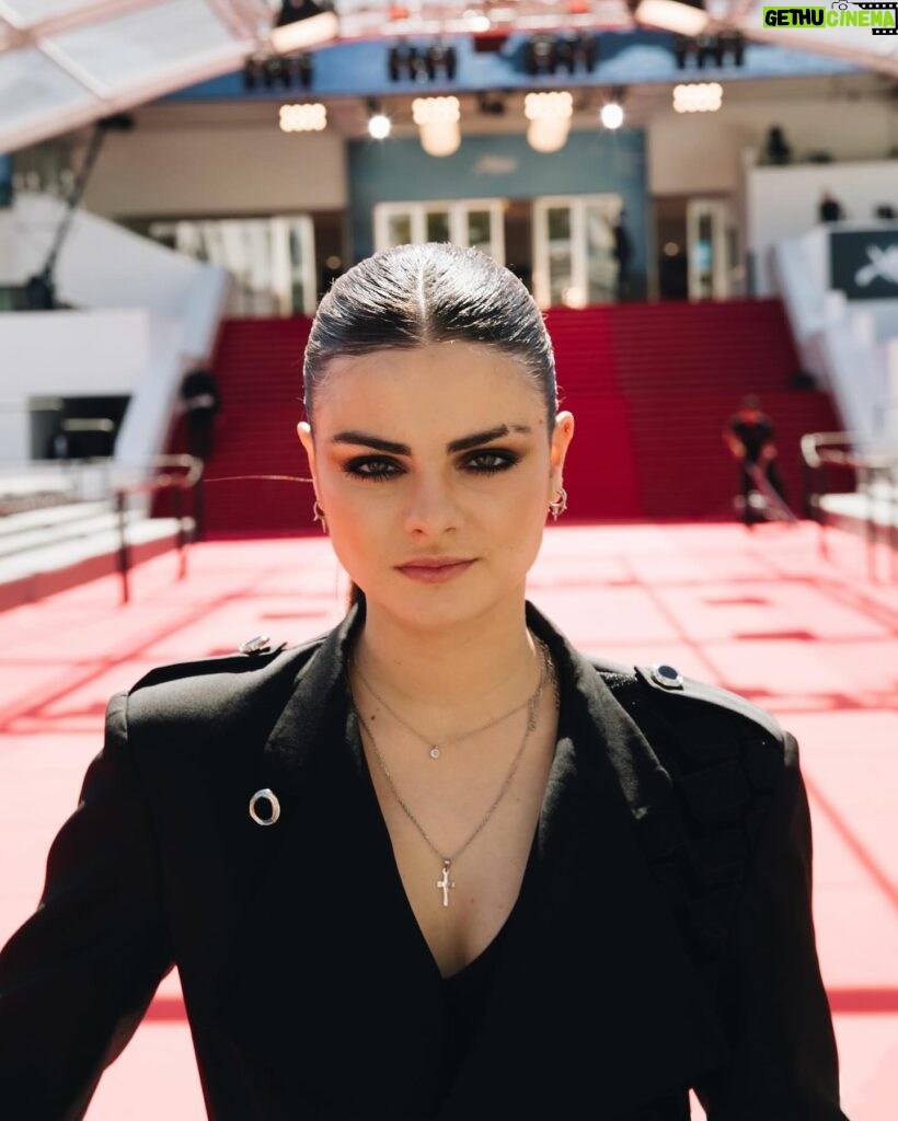 Lucía de la Puerta Instagram - Primera vez en el festival de CANNES 🥹🇫🇷 #maquillaje por @lorealparis @veroluna.makeup Outfit: @palomasuarez.studio @aflameconcept Foto: @monisiie #pelo por @lorealparis @veroluna.makeup @youplanet.es La última foto es mi mood 🥹🖤