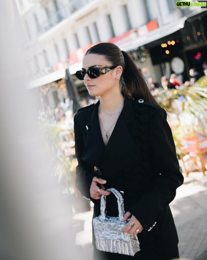 Lucía de la Puerta Instagram - Primera vez en el festival de CANNES 🥹🇫🇷 #maquillaje por @lorealparis @veroluna.makeup Outfit: @palomasuarez.studio @aflameconcept Foto: @monisiie #pelo por @lorealparis @veroluna.makeup @youplanet.es La última foto es mi mood 🥹🖤