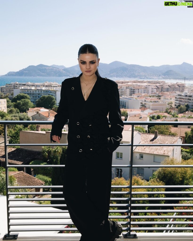 Lucía de la Puerta Instagram - Primera vez en el festival de CANNES 🥹🇫🇷 #maquillaje por @lorealparis @veroluna.makeup Outfit: @palomasuarez.studio @aflameconcept Foto: @monisiie #pelo por @lorealparis @veroluna.makeup @youplanet.es La última foto es mi mood 🥹🖤