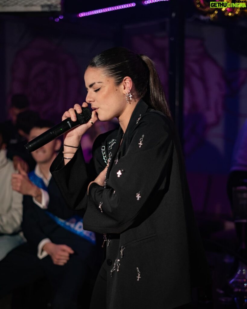 Lucía de la Puerta Instagram - No sabéis lo que se me llenó el corazón este día, estar en mi cumpleaños, gracias a mi hermano @diegonister, cantando por primera vez mis primeras canciones rodeada de mi gente. Gracias a todos los que vinisteis y a los que no pudisteis, sois muy importantes para mi y os quiero mucho🖤 La musica siempre ha sido algo imprescindible en mi vida pero desde que empecé esta nueva aventura, se ha convertido en algo mucho más que eso y voy a seguir poniendo todo mi esfuerzo y empeño en sacar lo mejor de mi, no estáis preparados para los temas que se vienen…. MARZO TE ESPERO CON GANAS 🖤