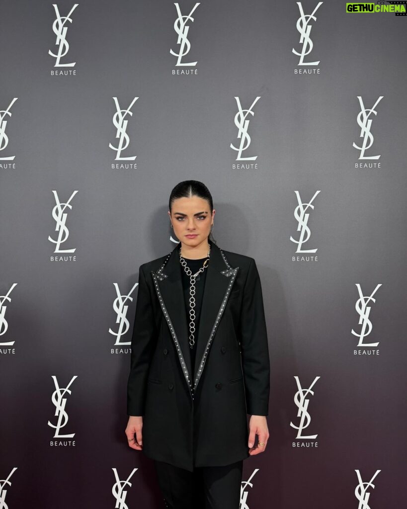 Lucía de la Puerta Instagram - Ayer en el evento de @yslbeauty @ysl 🖤 Outfit: @hugo_official