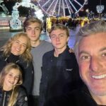 Luciano Huck Instagram - O tempo passou, muita coisa mudou, mas uma não muda: nosso amor por você, @angelicaksy. ❤️ Na verdade muda sim. Esse amor só aumenta! Feliz dia das mães @angelicaksy Te amamos mais que batata frita! Com todo carinho, Eva, Beni, Joaquim e Luciano. 😍❤️