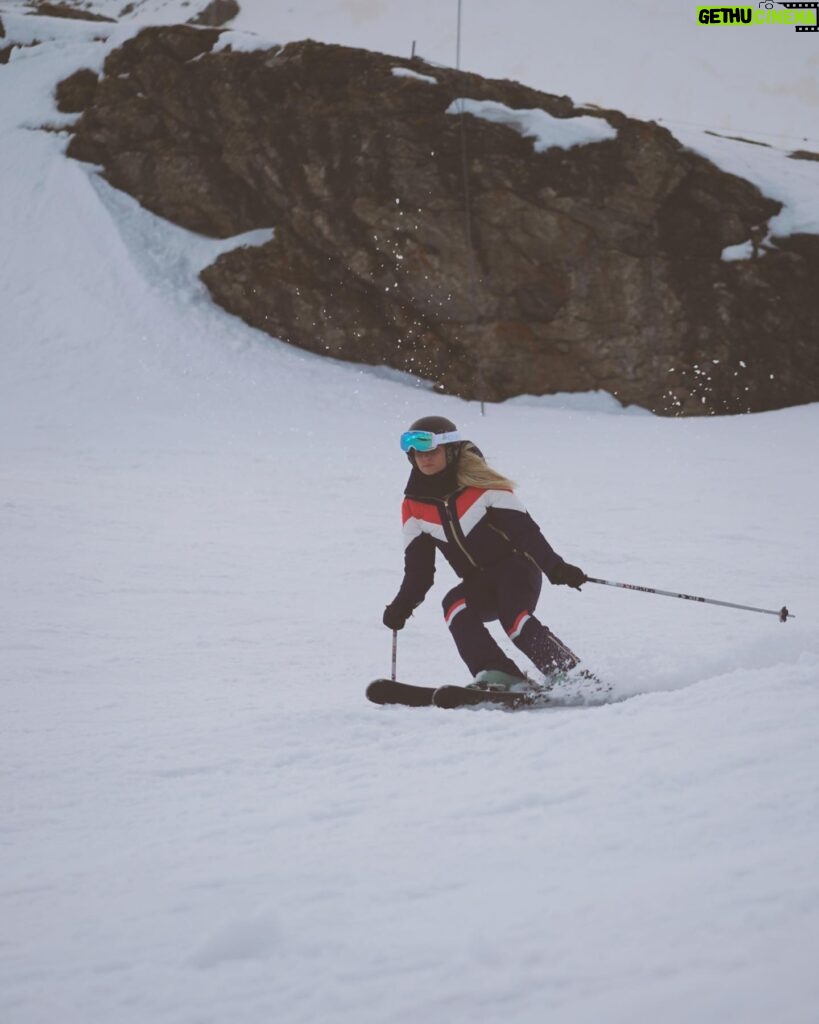 Lucie Donlan Instagram - Day one of @snowboxx ❄️ - We are only here for another couple of days so we wanted to make the most of it and be up early when the first lifts opened, and today did not disappoint! Being at a snow festival are you the sort of person to be first at Après ski or on the slopes? There is two types of people!⬇️ 🍹 🎿