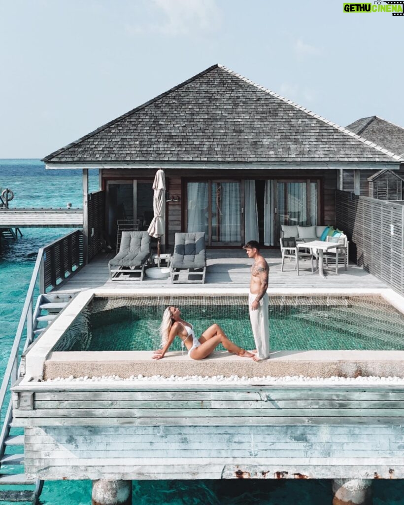 Lucie Donlan Instagram - You’ll find us by the ocean..💙 - Would you stay in a villa floating on the ocean? 🌊