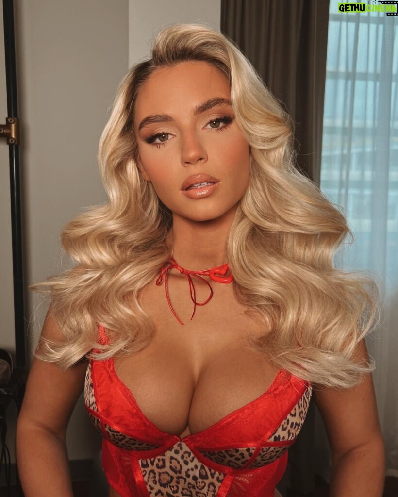 Lucie Donlan Instagram - Love is in the air with @annsummers today ❤️‍🔥 Hair : @hairtohelp Makeup : @caitlinanneduffx