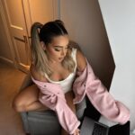 Lucinda Strafford Instagram - Pretending to be important.. 💻🎀