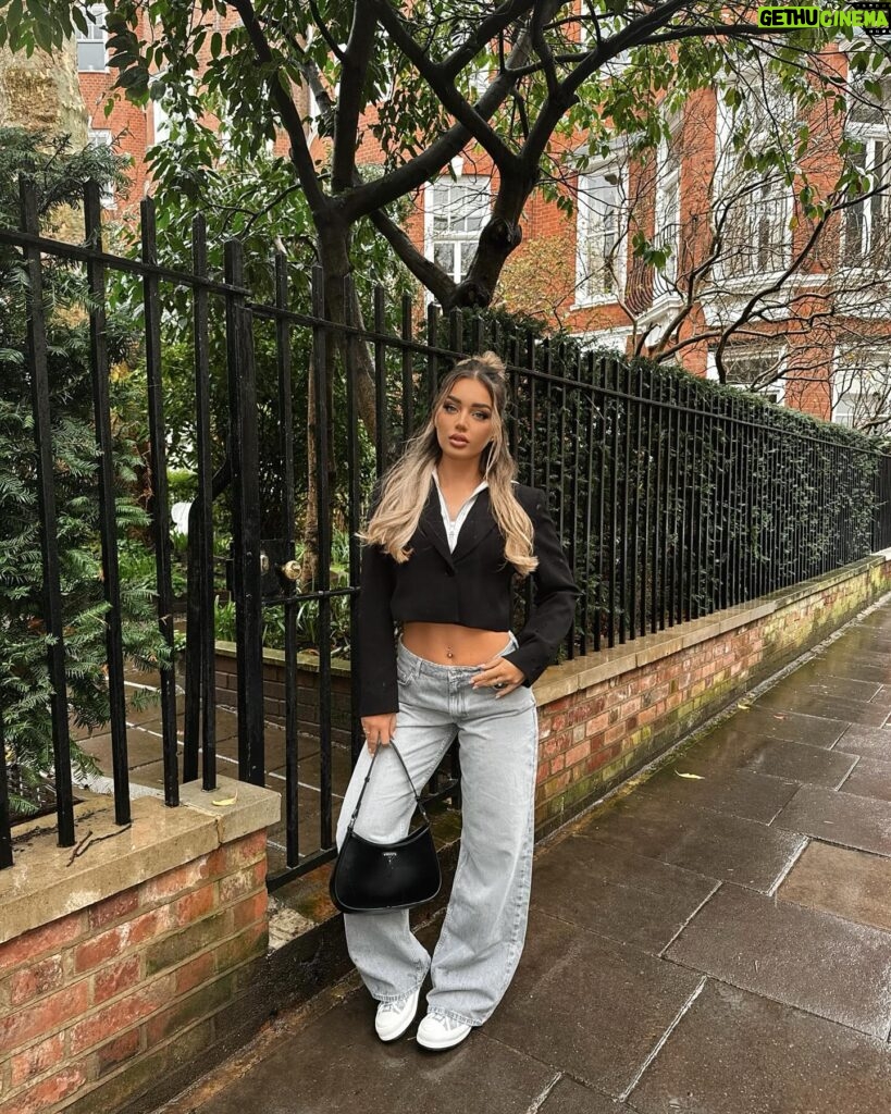 Lucinda Strafford Instagram - No rain, no flowers 🌧️🫶🏼🖤