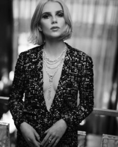 Lucy Boynton Instagram - Reunited with the gang 💫 for @chanelofficial @welovecoco @chanel.beauty #Chanel5thAvenue 🤍
