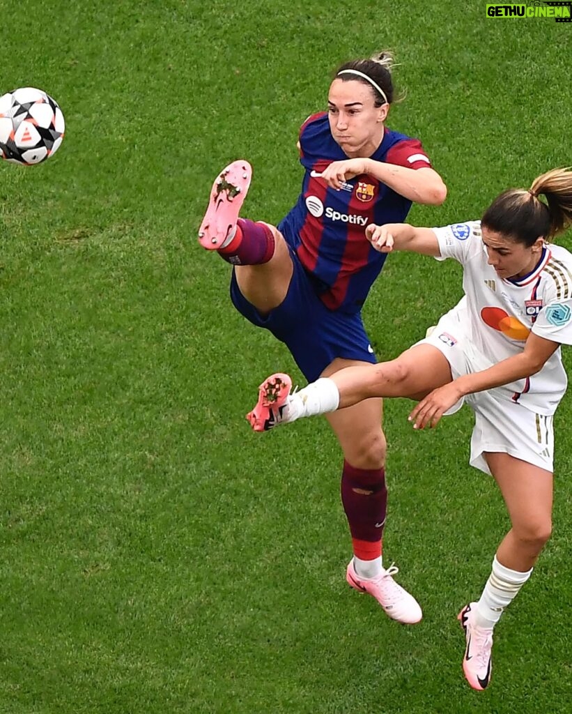 Lucy Bronze Instagram - What a night!! Massive thank you to both sets of fans for creating such an amazing atmosphere 💙❤️ merci 🌟🌟🌟🌟🌟