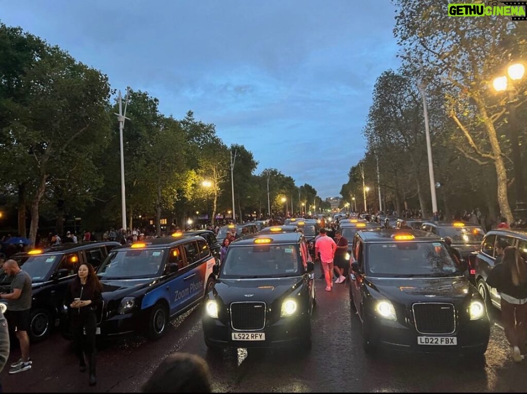 Lucy Davis Instagram - London black cabs lining up down The Mall outside Buckingham Palace to pay respects to the Queen #queenelizabethii #rip