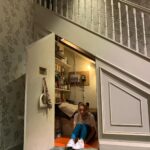 Lucy Davis Instagram - This was a magical day. Taking my uk friends on the @wbtourhollywood Even though I’ve been doing this job for 30 years I still am in awe of it and how everything is made. Thanku so much to @bigk1701 for being our delightful guide for the day, and to @wbtourhollywood for arranging it and letting us come. PICTURES: 1. Does it need describing?! The @friends opening title sequence sofa and fountain 2. Inside the exact replica of #centralperk 3. #centralperk cafe with @itsmeritavolk 4. #harrypotter all the letters arrive 5. Harry Potter #thecupboardunderthestairs 6. Swinging the #wonderwoman1984 lasso 7. Um… I’ve forgotten the name of this one… 8. Forced perspective table used in #thehobbit 9. One of the outdoor cabins used for many different shows. One being the cabin in #dexter where #jamesdoakes is held prisoner and is killed 10. Our wonderful guide @bigk1701 #wbtourhollywood #friendstvshow #friendsfountain #sightseeingtour #touristlife