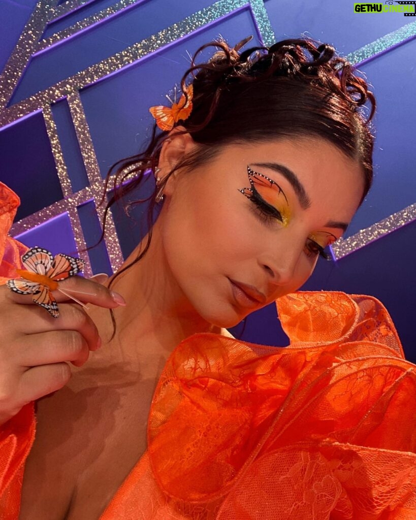 Lufy Instagram - call her… THE SUN 🧡 vous avez déjà essayé de vous dessiner un papillon sur l’œil? j’ai testé pour vous et je vous le déconseille vous allez perdre 1h30 de votre temps 🥲 Voici mon look de l’avant-dernier épisode de @dragracebelgique qui sort ce soir à 20h sur Auvio.be avec comme guest Lio, c’était un plaisir de la revoir je l’adore ! Déjà presque la fin de la saison 🥺 J’ai adoré faire ce makeup, et si vous vous posez la question, je n’ai pas utilisé de calque, je l’ai fait à main levée 🫶🏻 Je voulais un look féerique, pari relevé ? À ce soiiiir devant l’épisode les petites biches ! Make up & DA : by me Outfit : @samiabouhjar Hair : @bartelet_mel Pics : @vladvdk #dragrace #dragracebelgique #orangelook #makeuplook #orangedress