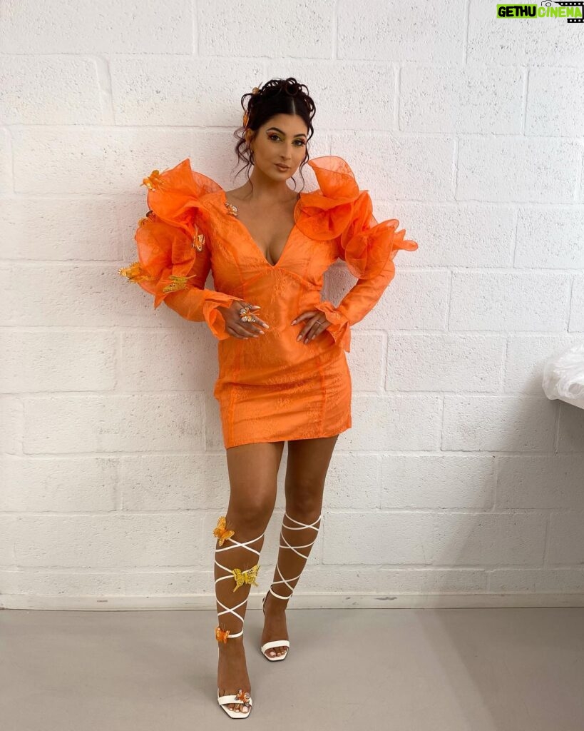 Lufy Instagram - call her… THE SUN 🧡 vous avez déjà essayé de vous dessiner un papillon sur l’œil? j’ai testé pour vous et je vous le déconseille vous allez perdre 1h30 de votre temps 🥲 Voici mon look de l’avant-dernier épisode de @dragracebelgique qui sort ce soir à 20h sur Auvio.be avec comme guest Lio, c’était un plaisir de la revoir je l’adore ! Déjà presque la fin de la saison 🥺 J’ai adoré faire ce makeup, et si vous vous posez la question, je n’ai pas utilisé de calque, je l’ai fait à main levée 🫶🏻 Je voulais un look féerique, pari relevé ? À ce soiiiir devant l’épisode les petites biches ! Make up & DA : by me Outfit : @samiabouhjar Hair : @bartelet_mel Pics : @vladvdk #dragrace #dragracebelgique #orangelook #makeuplook #orangedress