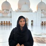 Lufy Instagram - le coucher du soleil à la Grande Mosquée c’était incroyable ✨ info pratique 💡 si vous venez à Abu Dhabi et que vous souhaitez la visiter, pour pouvoir y rentrer il faut une tenue adéquate et couvrir vos cheveux, donc à prévoir dans la valise :)