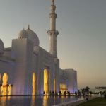 Lufy Instagram - le coucher du soleil à la Grande Mosquée c’était incroyable ✨ info pratique 💡 si vous venez à Abu Dhabi et que vous souhaitez la visiter, pour pouvoir y rentrer il faut une tenue adéquate et couvrir vos cheveux, donc à prévoir dans la valise :)