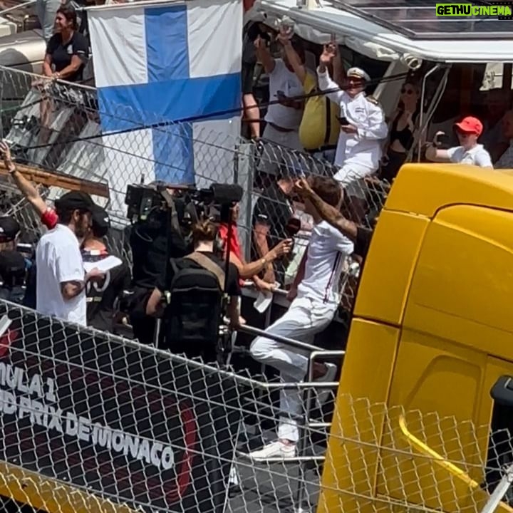 Lufy Instagram - Monaco GP 🇲🇨 je me demande si ça vaut encore la peine de soutenir Ferrari mdr