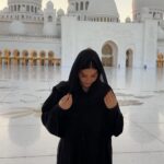 Lufy Instagram - le coucher du soleil à la Grande Mosquée c’était incroyable ✨ info pratique 💡 si vous venez à Abu Dhabi et que vous souhaitez la visiter, pour pouvoir y rentrer il faut une tenue adéquate et couvrir vos cheveux, donc à prévoir dans la valise :)