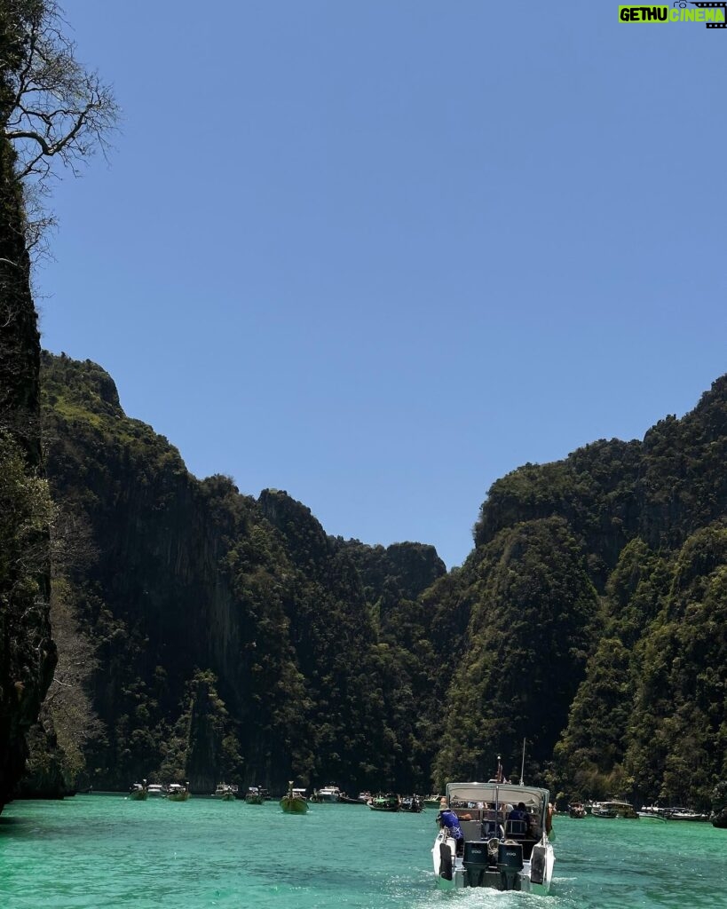 Lufy Instagram - vous devez choisir un seul endroit pour passer la journée : 1, 2, 3 ou 4? petit aperçu d’une journée magique dans les Îles Phi Phi avec son incroyable lagon et ses magnifiques plages 💦 #thailand #phiphiisland #thailandisland #thailandtravel #phiphidon #traveltheworld #asia #travelphotography #bikinigirl