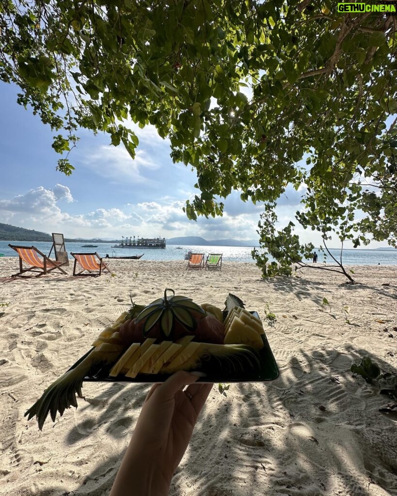 Lufy Instagram - vous devez choisir un seul endroit pour passer la journée : 1, 2, 3 ou 4? petit aperçu d’une journée magique dans les Îles Phi Phi avec son incroyable lagon et ses magnifiques plages 💦 #thailand #phiphiisland #thailandisland #thailandtravel #phiphidon #traveltheworld #asia #travelphotography #bikinigirl