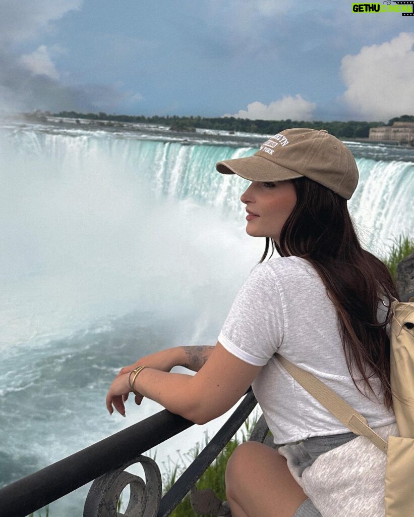 Lufy Instagram - photo 3: ta tête quand tu rends un de tes rêves réel 🫶🏻 Ça faisait tellement d’années que je parlais à Enzo d’aller voir les chutes du Niagara, j’en reviens pas de les avoir enfin vues. Merci la vie 🤍