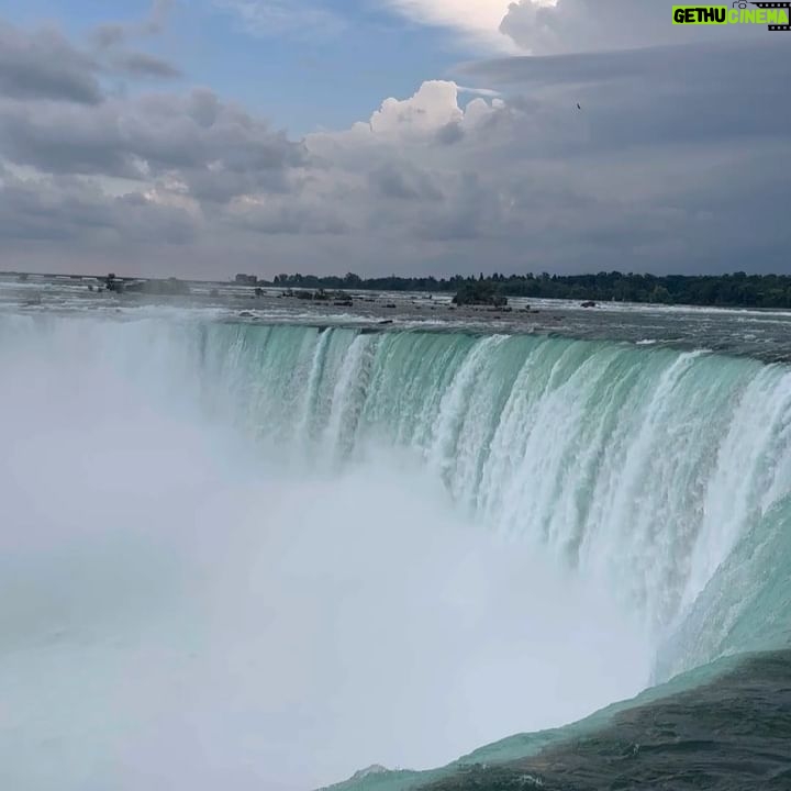 Lufy Instagram - photo 3: ta tête quand tu rends un de tes rêves réel 🫶🏻 Ça faisait tellement d’années que je parlais à Enzo d’aller voir les chutes du Niagara, j’en reviens pas de les avoir enfin vues. Merci la vie 🤍