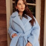 Lufy Instagram - publicité ✨ le seul manteau qu’il vous faut cet hiver c’est le mien 🩵 Vous l’aimez? Il sera dispo dès ce jeudi dans ma collection Cosy Wear @lolalizafashion x Lufy en magasin et en ligne. Dans mon moodboard c’est la première pièce que j’ai directement imaginée de A à Z tellement j’en ai rêvé de ce manteau. J’ai cherché cette couleur de teddy pendant au moins trois hivers de suite, maintenant je l’ai enfin 🫶🏻 J’ai tout pensé pour qu’il soit le plus confo possible: longueur du manteau, épaisseur de la ceinture, position des poches, largeur du col, hauteur des boutons. Il est parfait. Je l’aime. #teddycoat #coat #wintercoat #bluecoat #dreamcoat